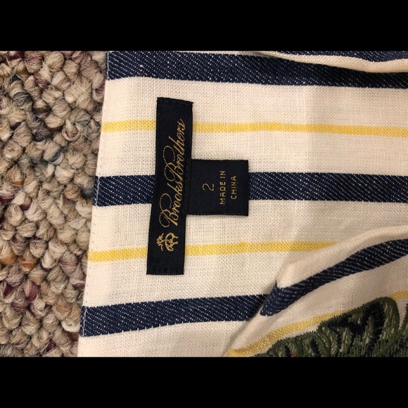 Linen top with embroidered floral details - Picture 3 of 3